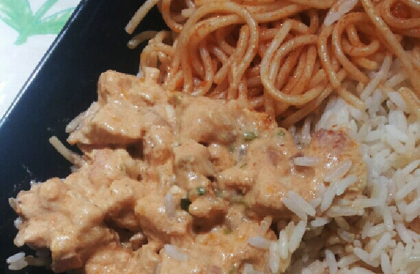 Estrogonofe de frango com macarrão e arroz branco