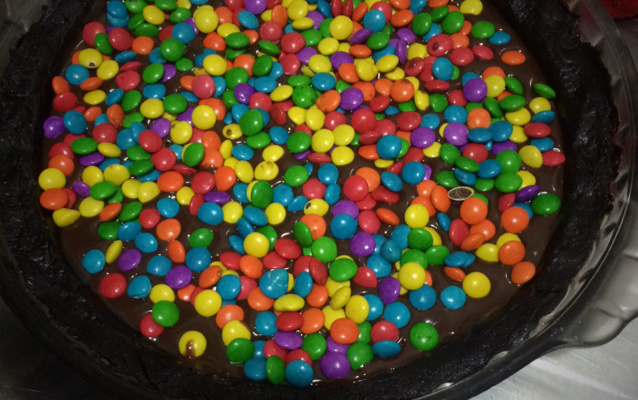 Torta de biscoito de chocolate recheado de baunilha, chocolate e morangos