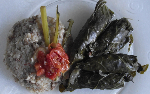 Charuto de couve acompanhado com risoto