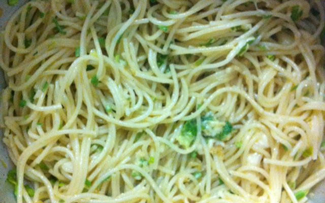 Macarrão alho e óleo com queijo e bacon