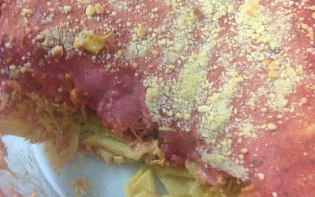 Macarrão ao molho de beterraba com frango