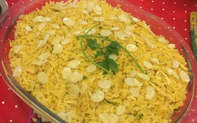 Arroz com frango e amêndoas