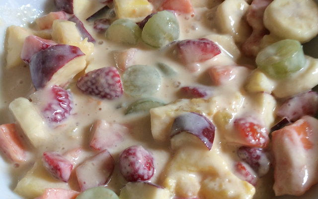 Salada de frutas com creme de limão