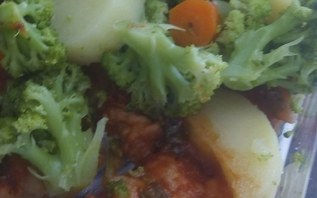 Peixe à milanesa no forno com legumes