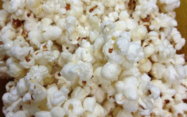 Pipoca doce no microondas