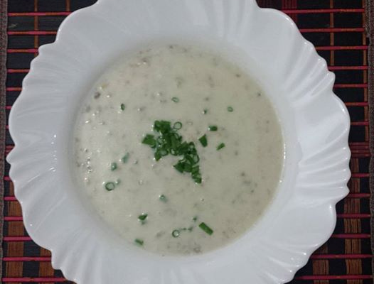 Sopa cremosa de couve em flor com carne