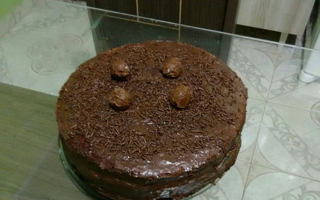 Bolo com recheio de cupuaçu e cobertura de chocolate - fantástico