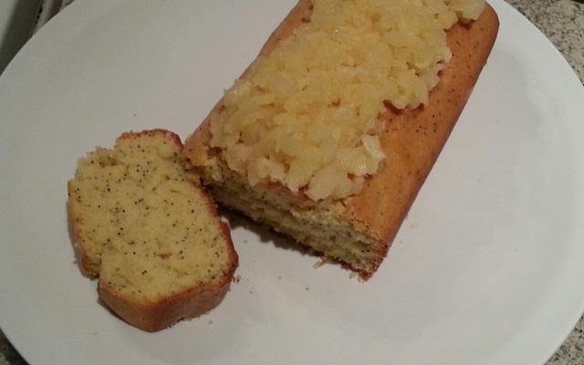 Bolo de semente de papoula e abacaxi