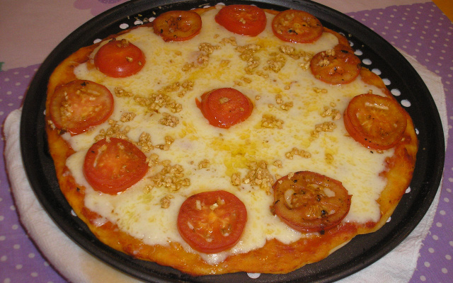 Pizza de mussarela, tomate e alho
