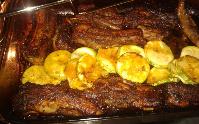 Costelinha suína assada com abobrinha italiana