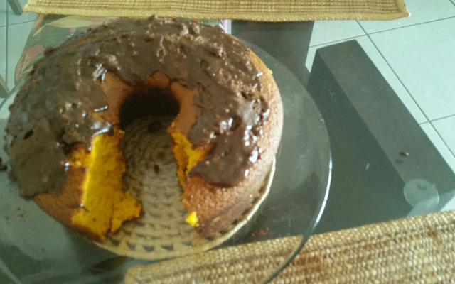 Bolo de cenoura com cobertura de chocolate