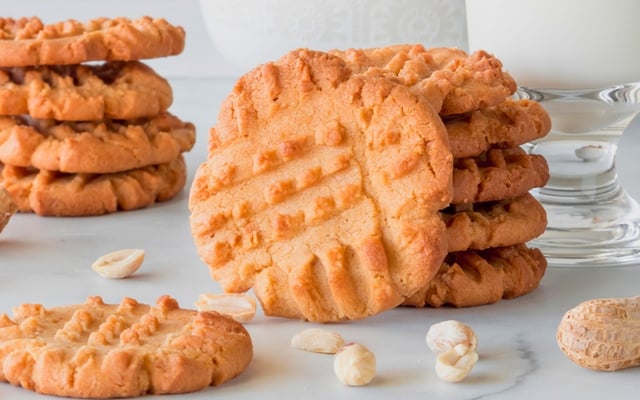 Biscoito de amendoim sem glúten e sem lactose em pilhas