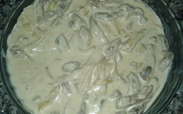 Iscas aceboladas com molho