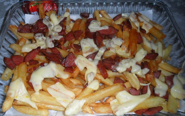 Porção de batata com bacon e calabresa