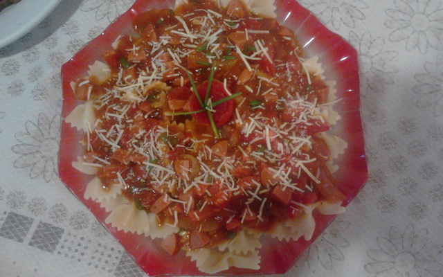 Macarrão de gravatinha com salsicha