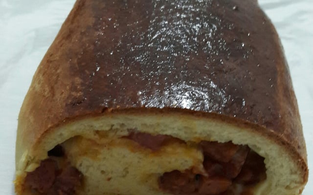 Enroladinho assado de calabresa