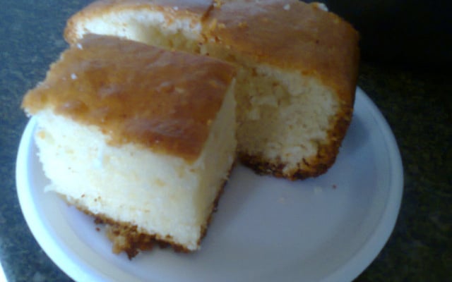 Bolo coco-queijo fofinho