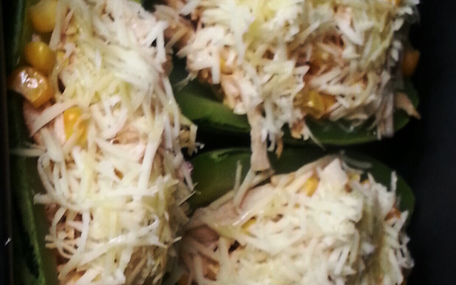 Abobrinha recheada com frango (Zapalito)