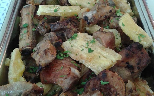 Costelinha de porco assada com mandioca