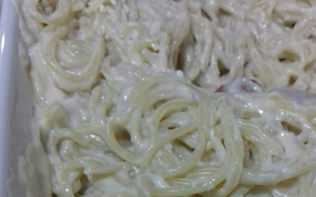 Macarronada ao molho branco com bacon e calabresa