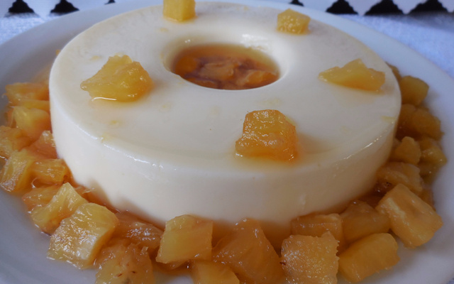 Manjar de coco com calda de abacaxi