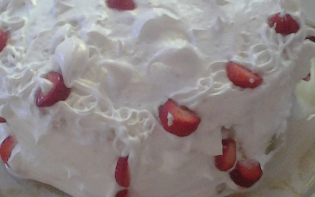 Torta de nata com morango e beijinho