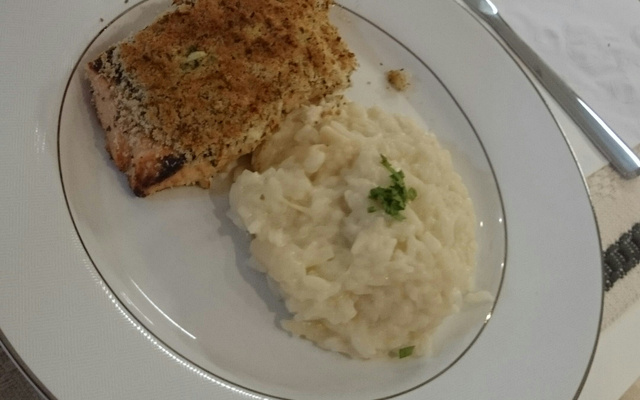 Salmão em crosta de ervas, sobre cama de legumes e bolacha de batata com bacon