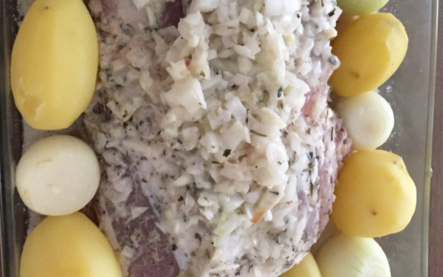 Lombo de porco com batatas e cebolas ao forno