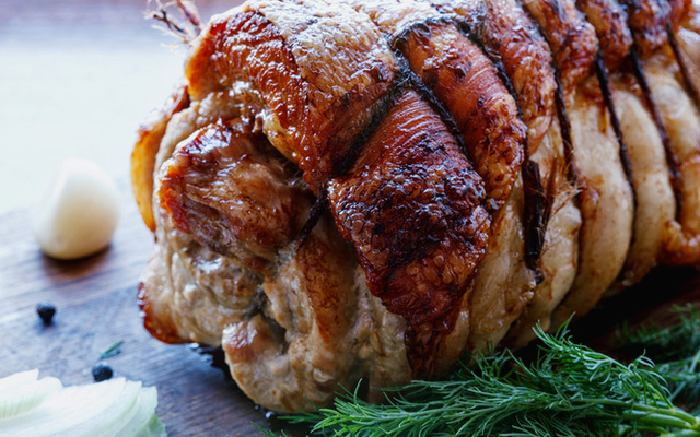 Pancetta recheada com linguiça, bacon e farofa de cebola Yoki