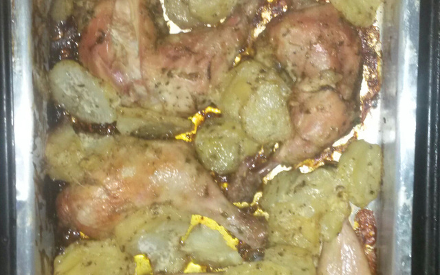 Frango assado com batatas e maionese