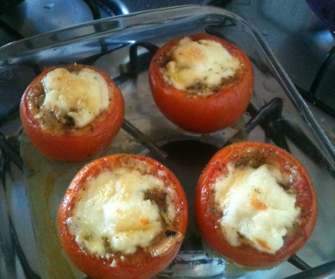Tomate recheado com queijo