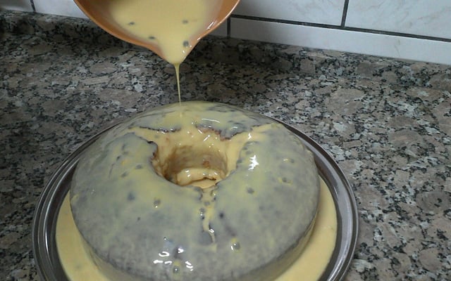 Bolo de maracujá com cobertura de leite condensado