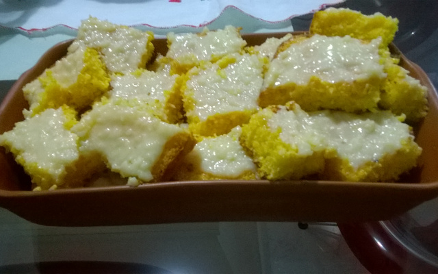 Bolo de fubá com beijinho