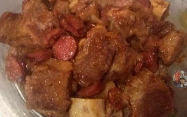 Costela com calabresa e cebola 