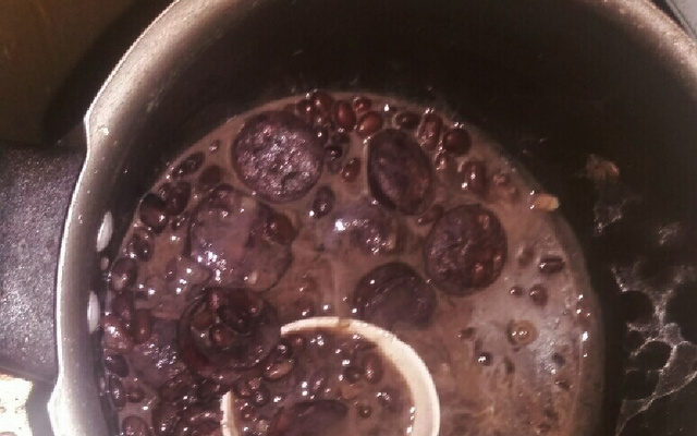 Feijão preto na panela de pressão