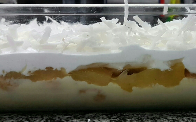 Pavê de abacaxi com marshmallow e coco fresco