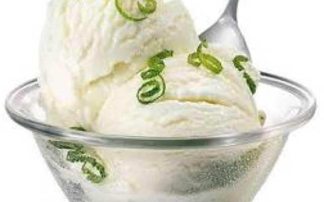 Sorvete de leite moça refrescante