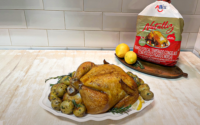 Frango assado com limão-siciliano e batatas ao murro