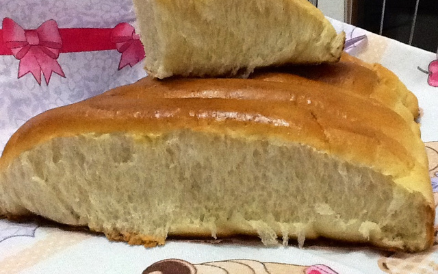 Pão de cachorro quente na máquina de pão