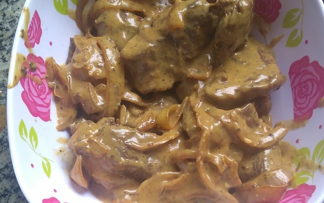 Bife acebolado com molho de maionese
