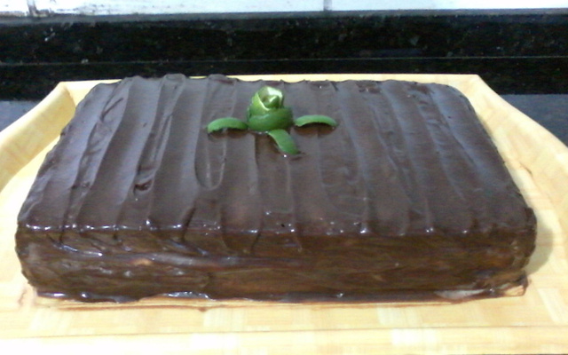 Bolo de chocolate com recheio de limão