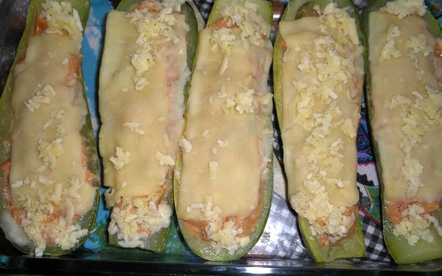 Abobrinha recheada com atum