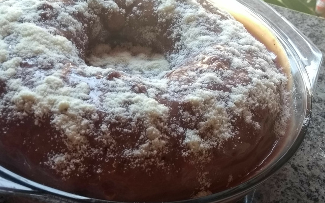 Bolo de cenoura mesclado com chocolate de liquidificador