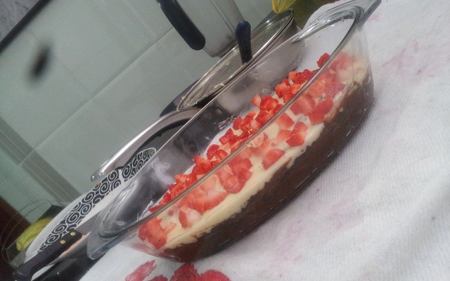 Torta-pavê de negresco com morangos