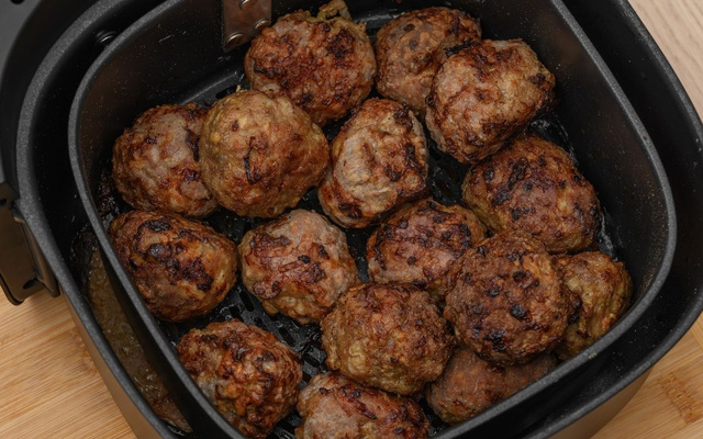 Porções de bolinho de carne moída saudável na airfryer