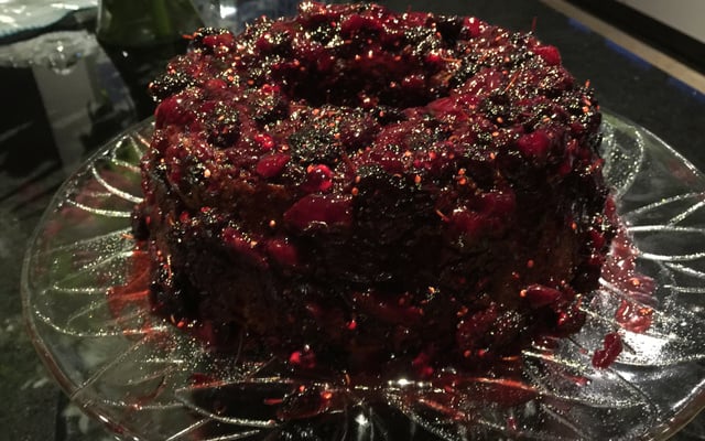 Bolo de cenoura chique com calda de morango e amora