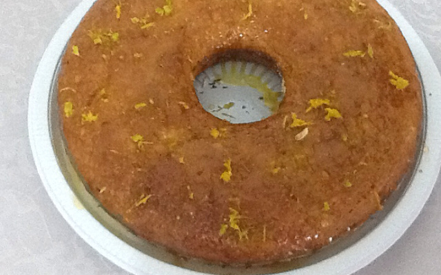 Bolo com laranja inteira