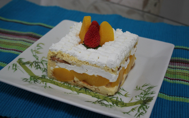 Pavê de morangos com mousse de maracujá e chantilly