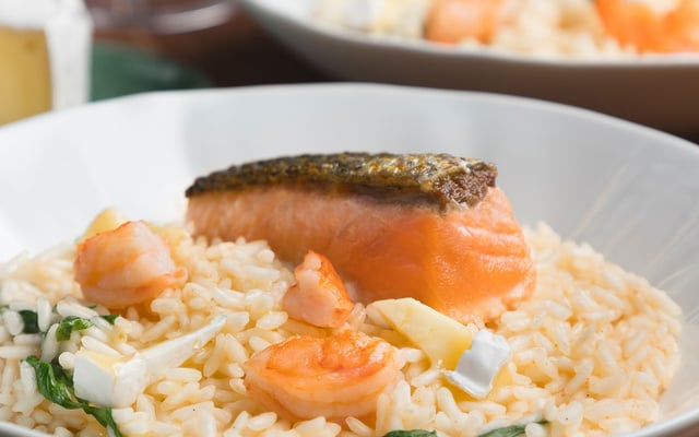 Risoto de camarão e salmão com queijo brie