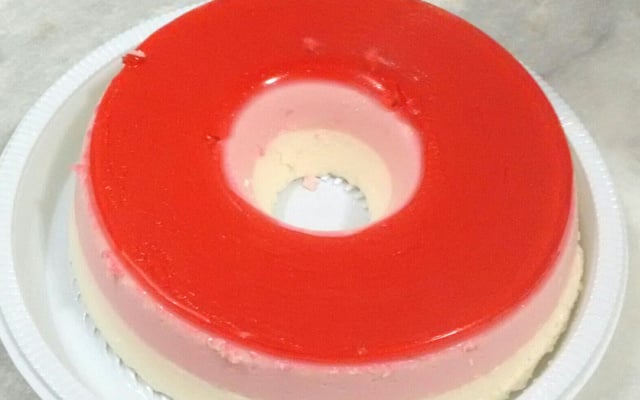 Pudim de gelatina de morango